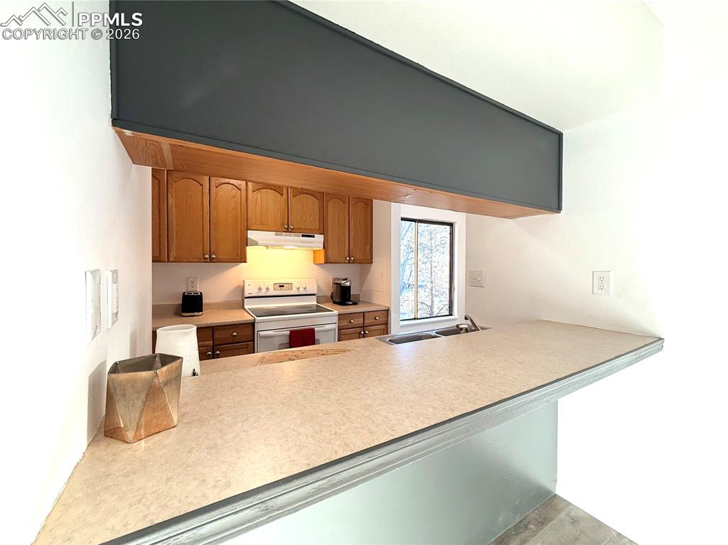 Image 6 of 30: Kitchen