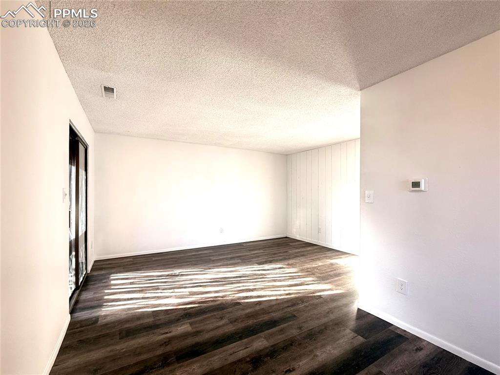 Image 7 of 30: Living Room