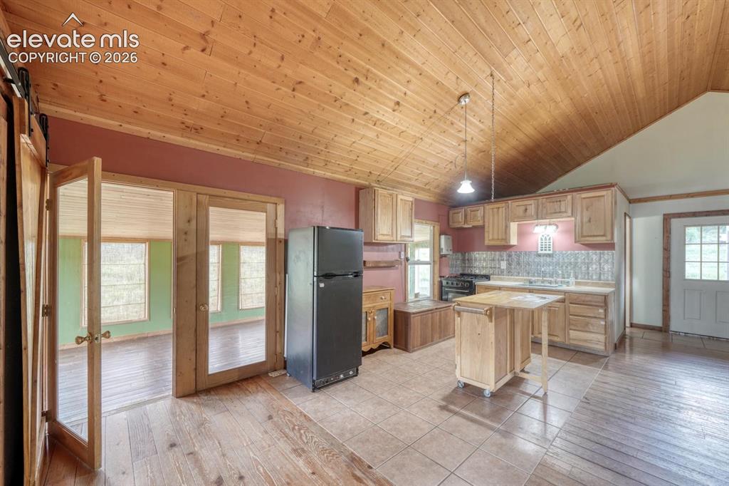Image 11 of 39: Kitchen
