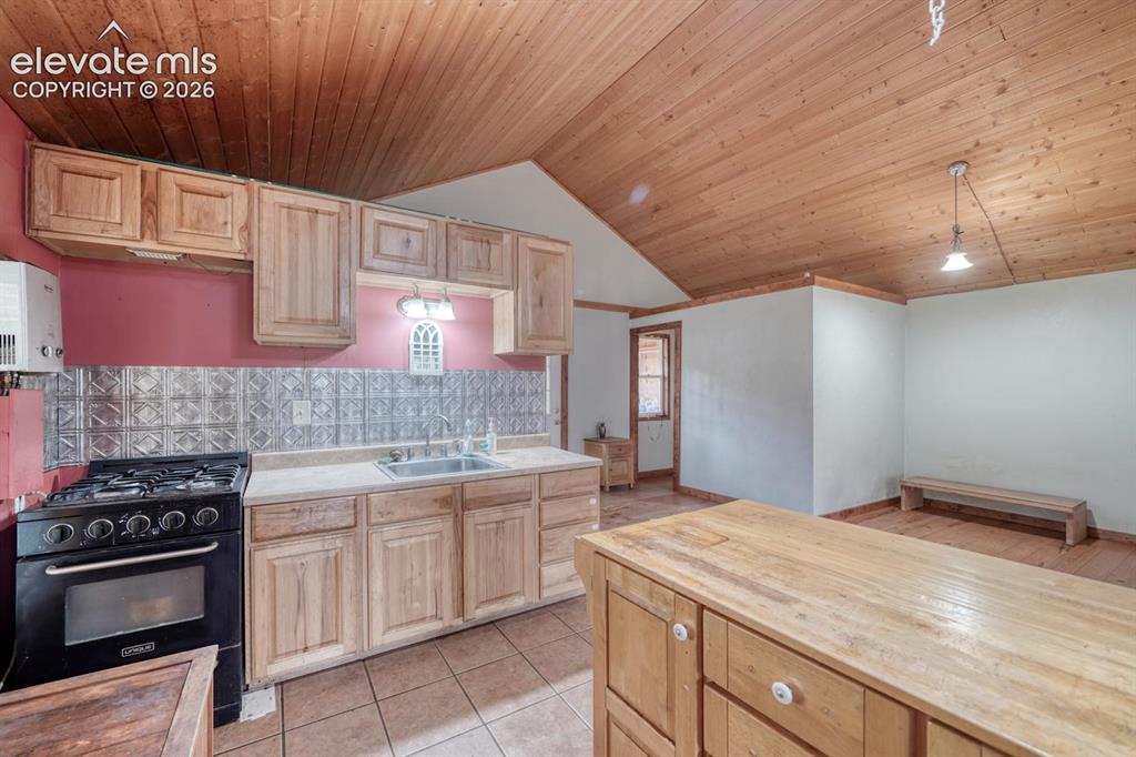 Image 12 of 39: Kitchen