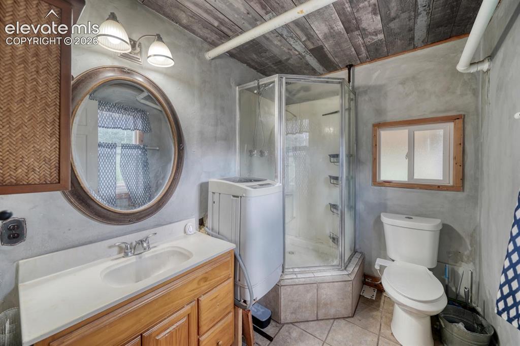 Image 15 of 39: Bathroom