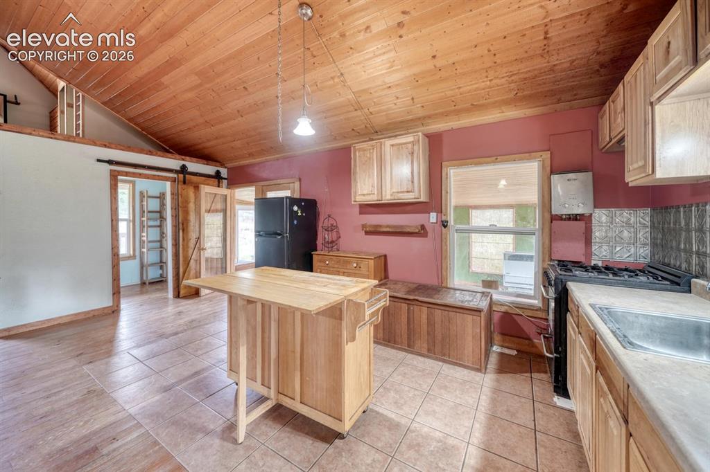Image 3 of 39: Kitchen