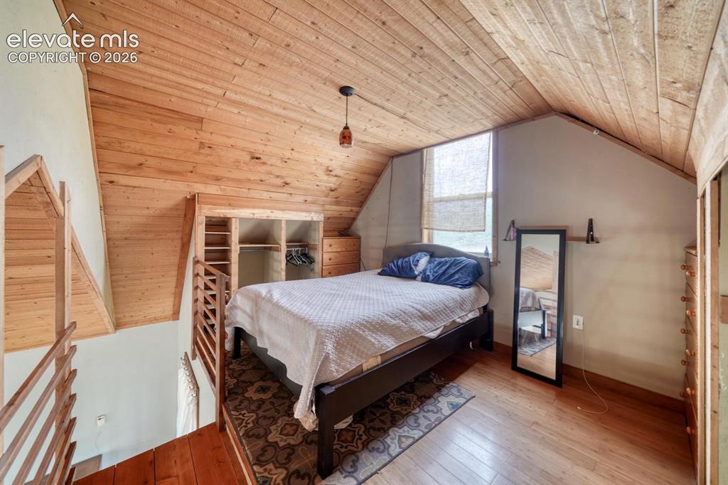 Image 4 of 39: Bedroom