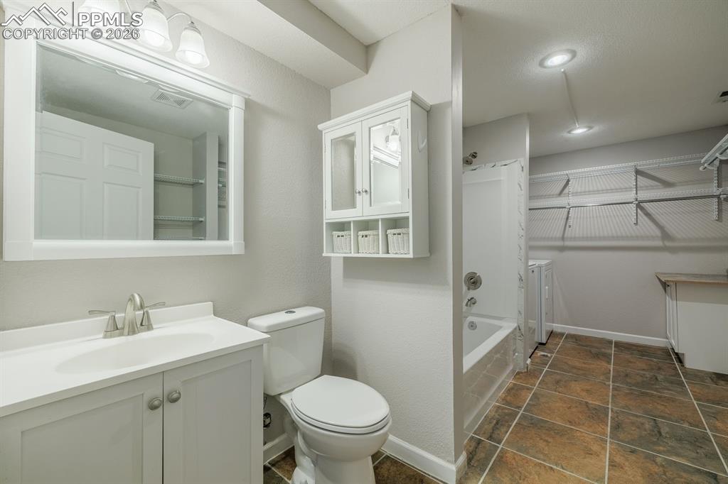 Image 21 of 37: Bathroom