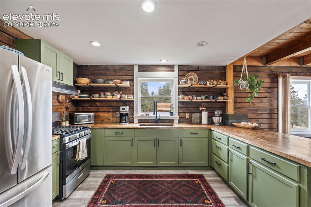 Image 10 of 46: Kitchen