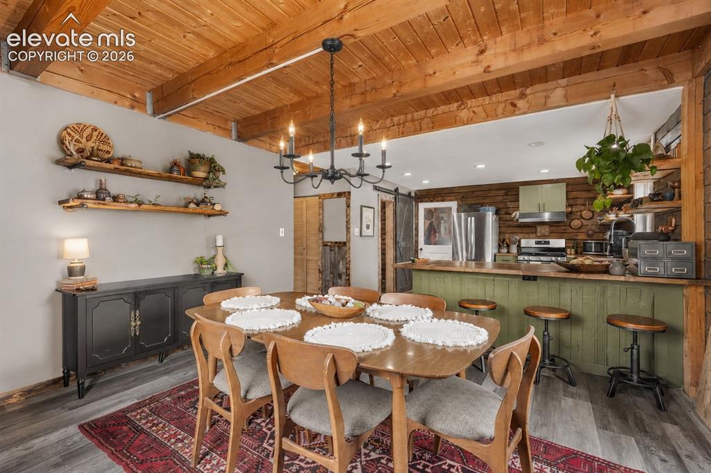 Image 14 of 46: Dining Area