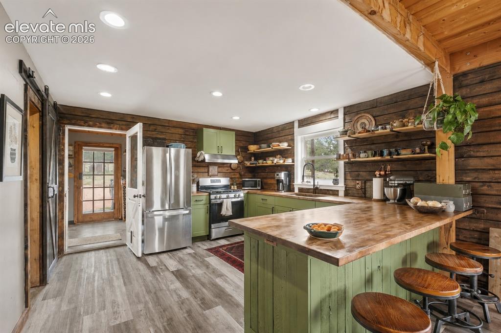 Image 9 of 46: Kitchen