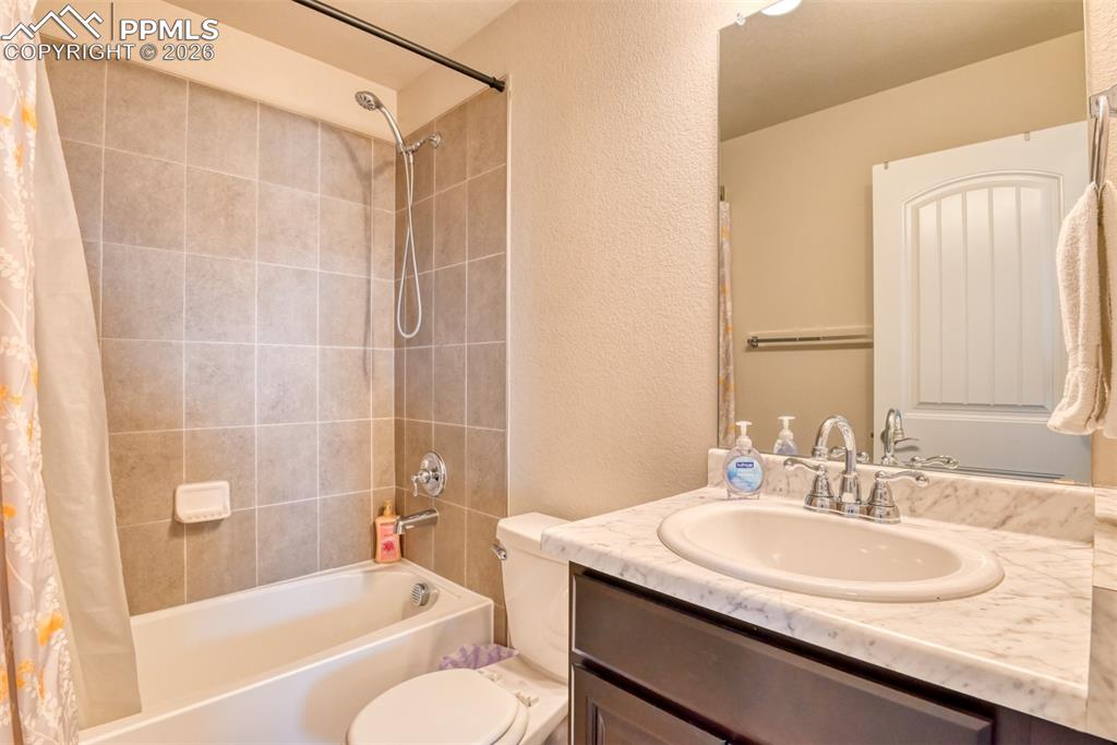 Image 18 of 21: Bathroom