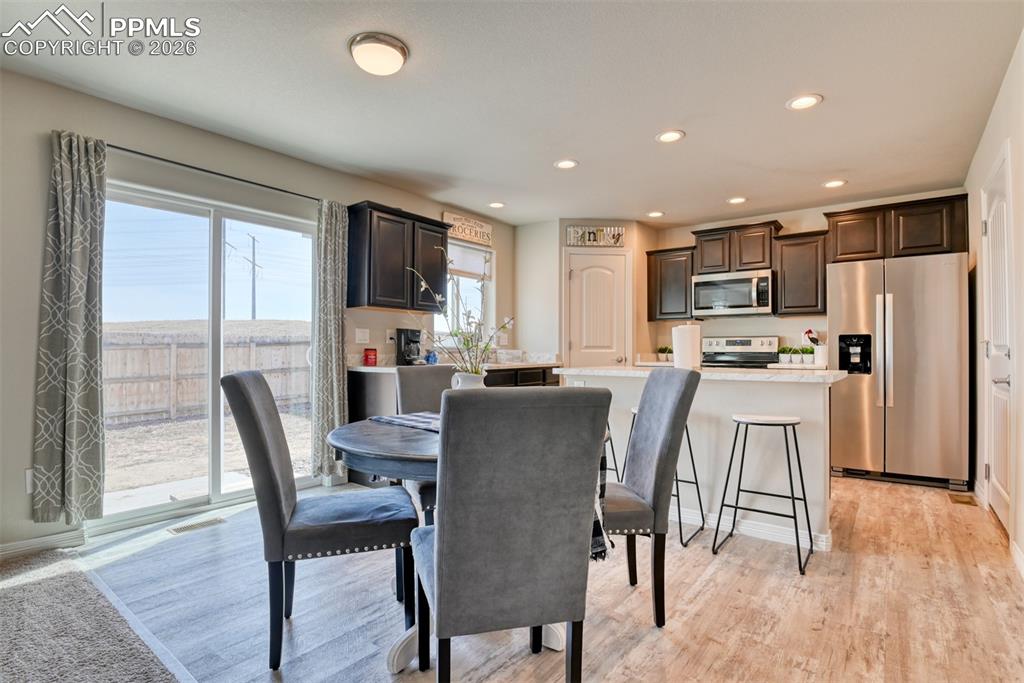 Image 7 of 21: Dining Area