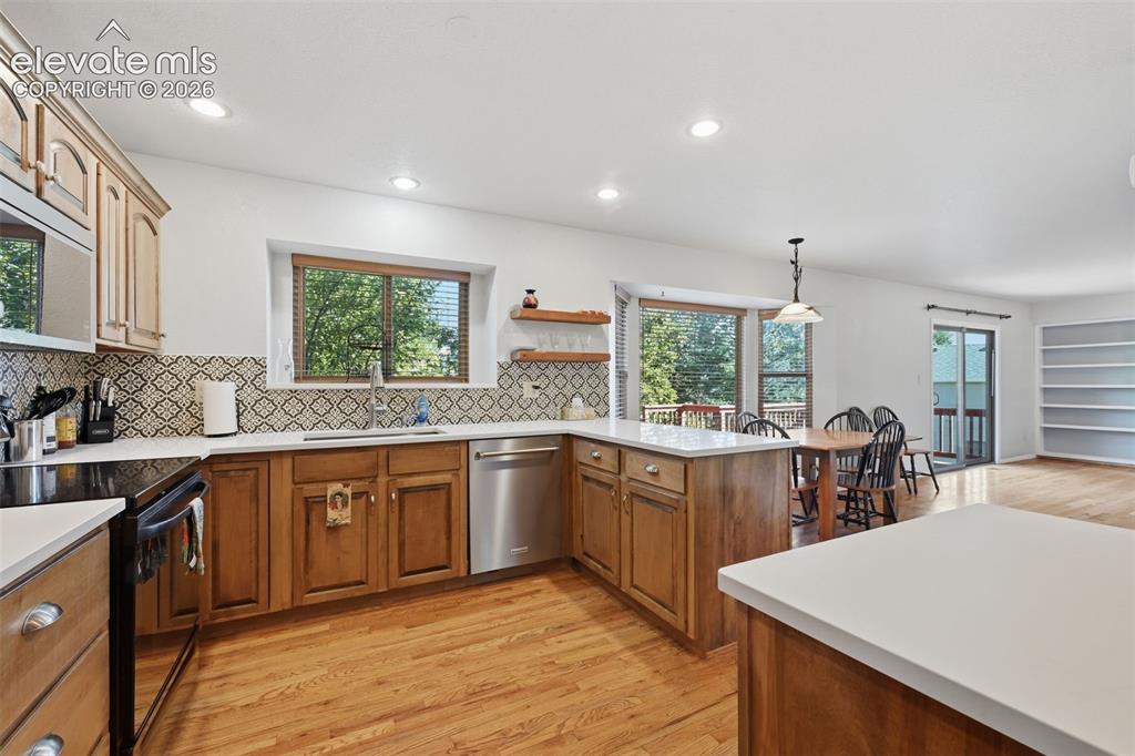 Image 12 of 50: Kitchen