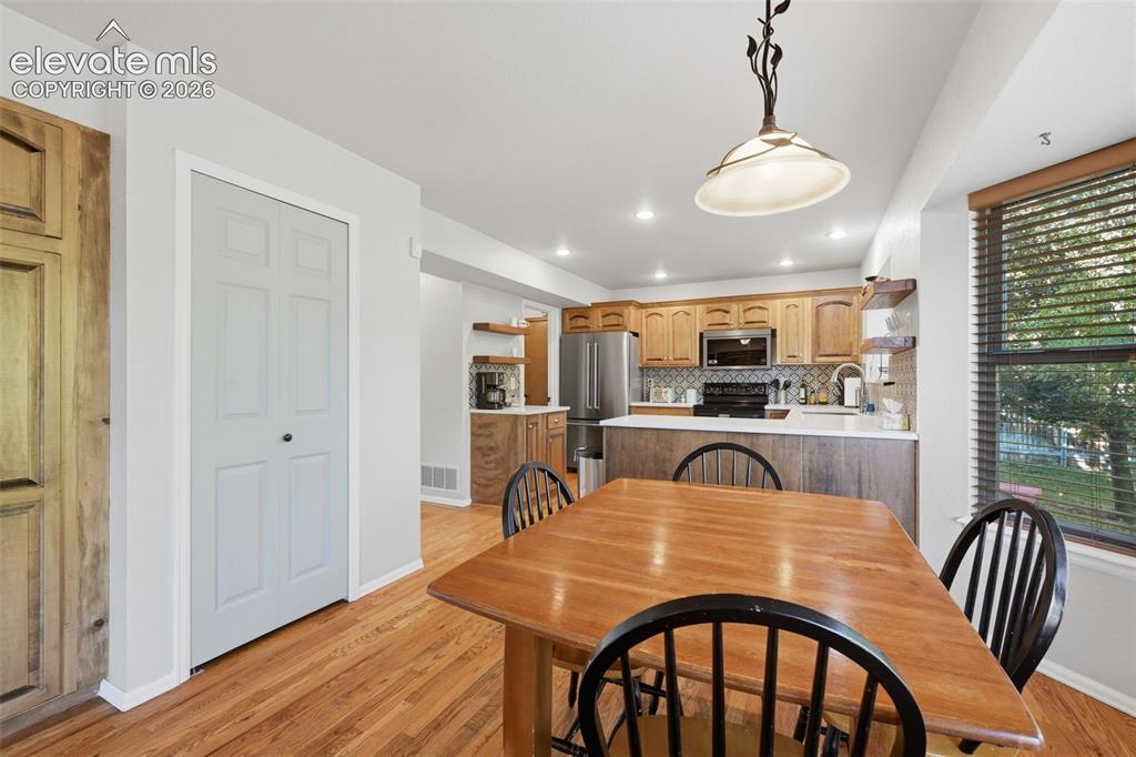 Image 14 of 50: Dining Area