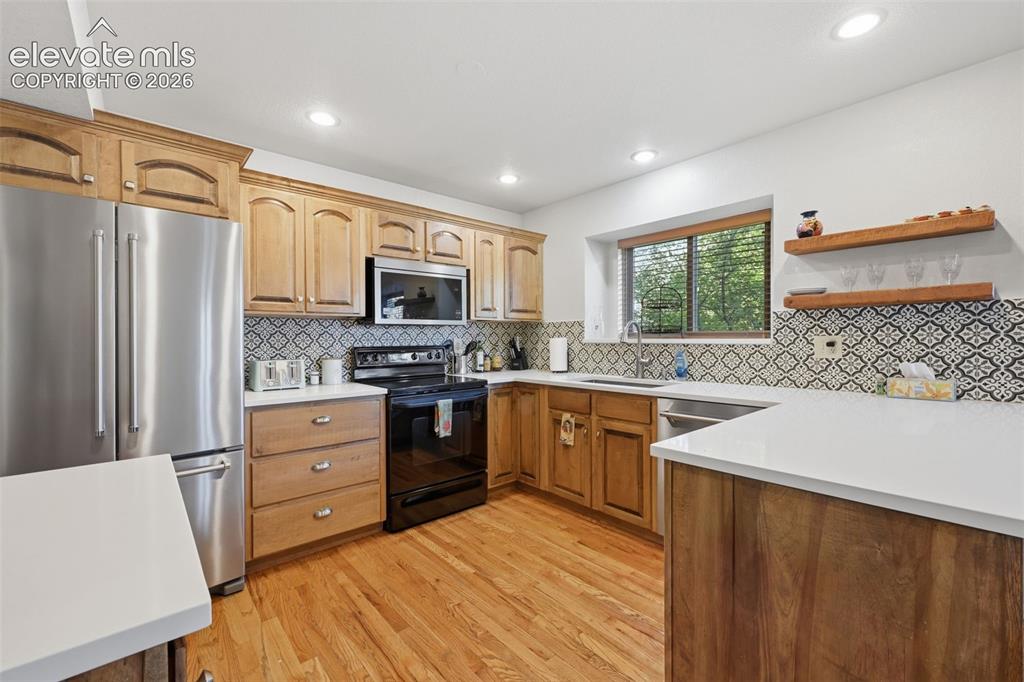 Image 15 of 50: Kitchen
