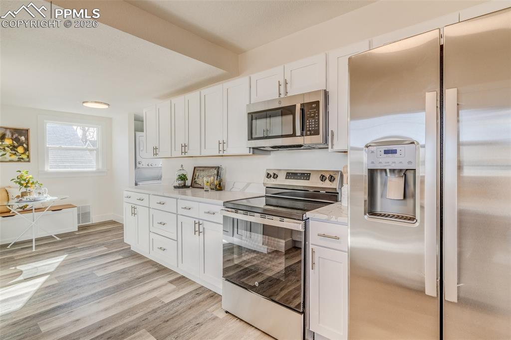 Image 11 of 40: Kitchen