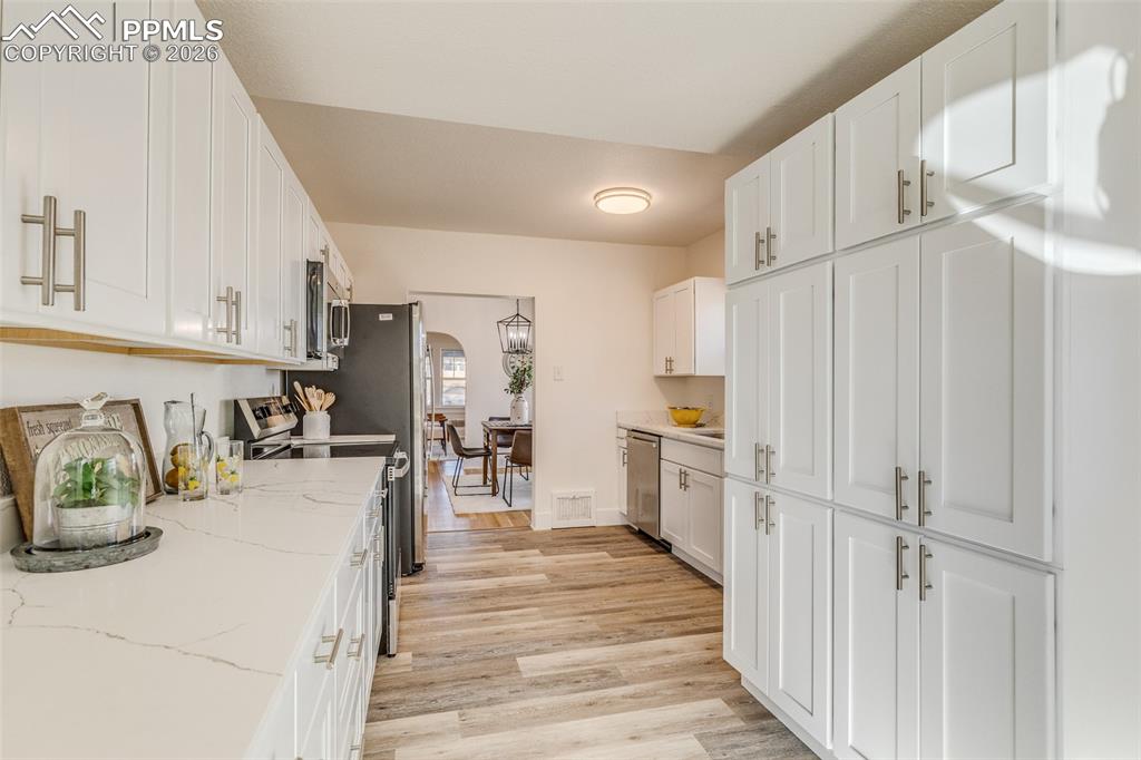 Image 12 of 40: Kitchen