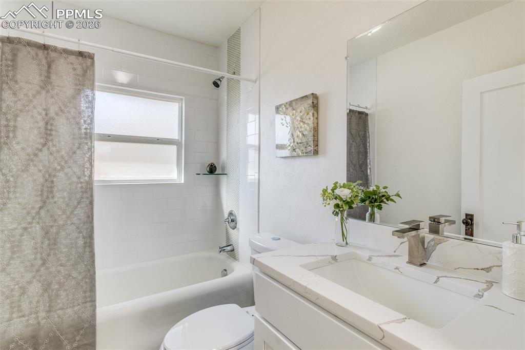 Image 17 of 40: Bathroom