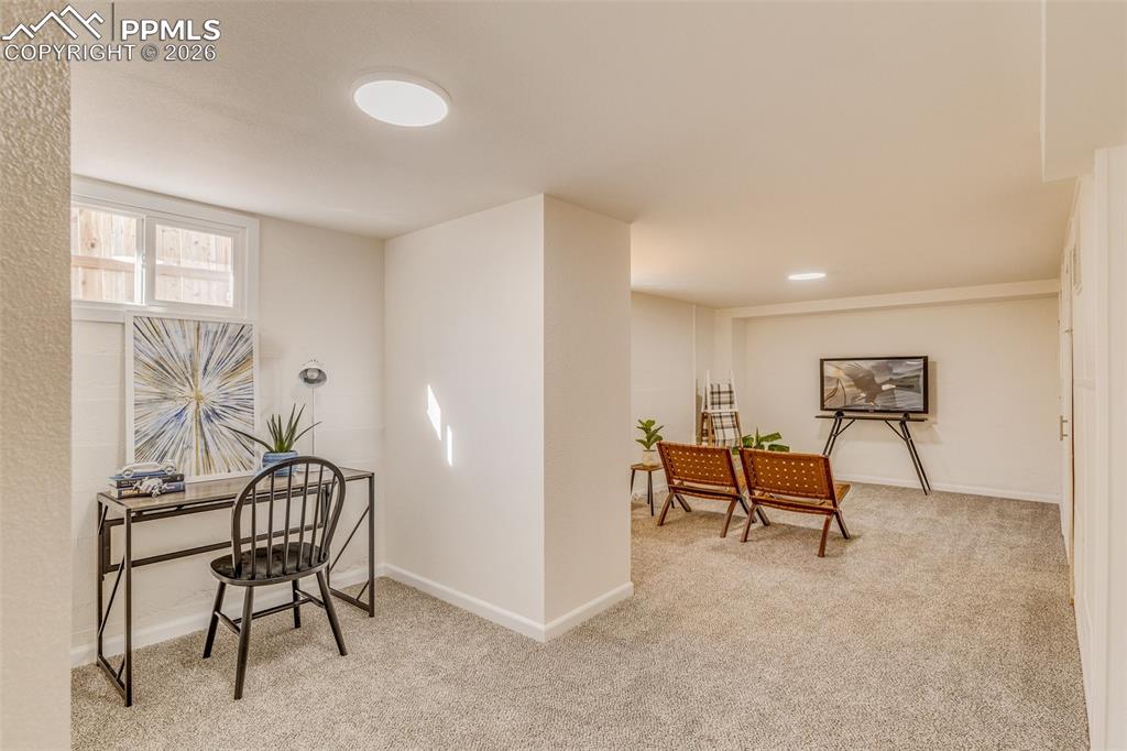 Image 21 of 40: Office