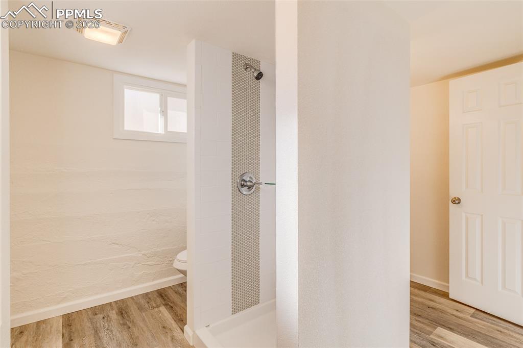 Image 23 of 40: Bathroom