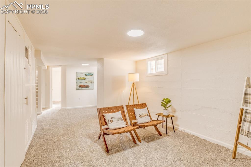 Image 24 of 40: Family Room