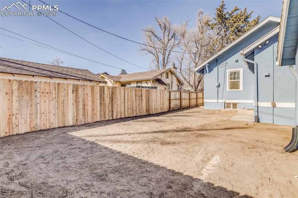 Image 28 of 40: Yard