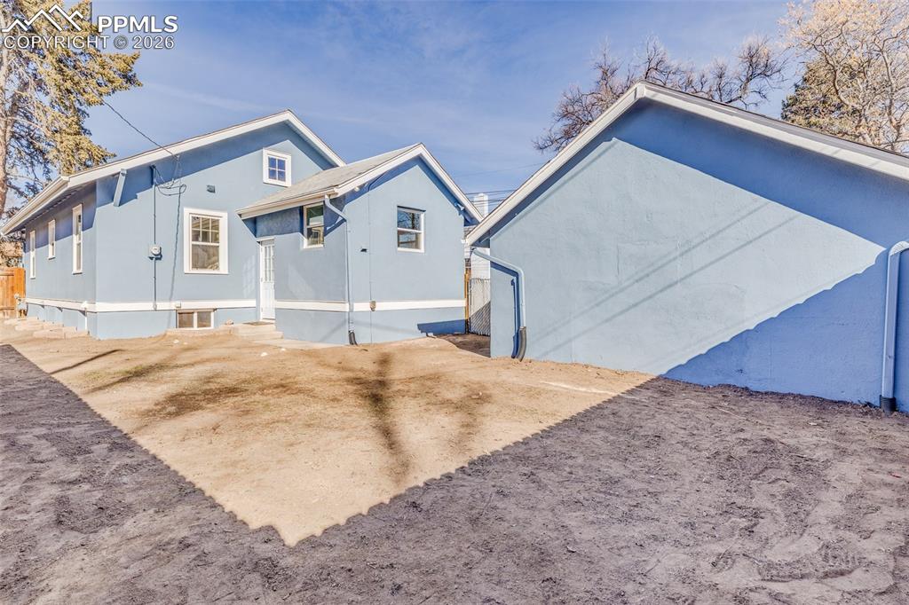 Image 29 of 40: Yard