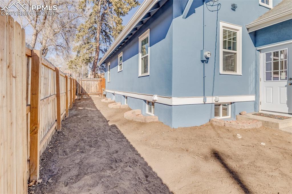 Image 30 of 40: Yard