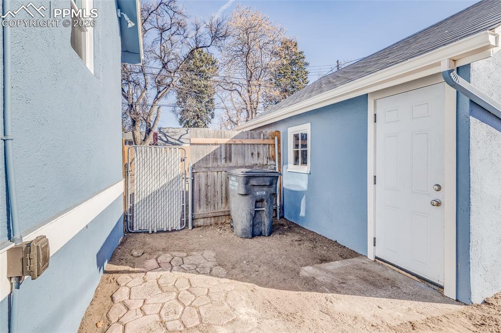 Image 32 of 40: Yard