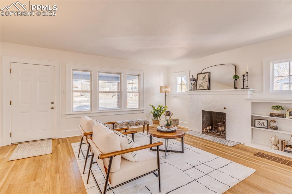 Image 5 of 40: Living Room