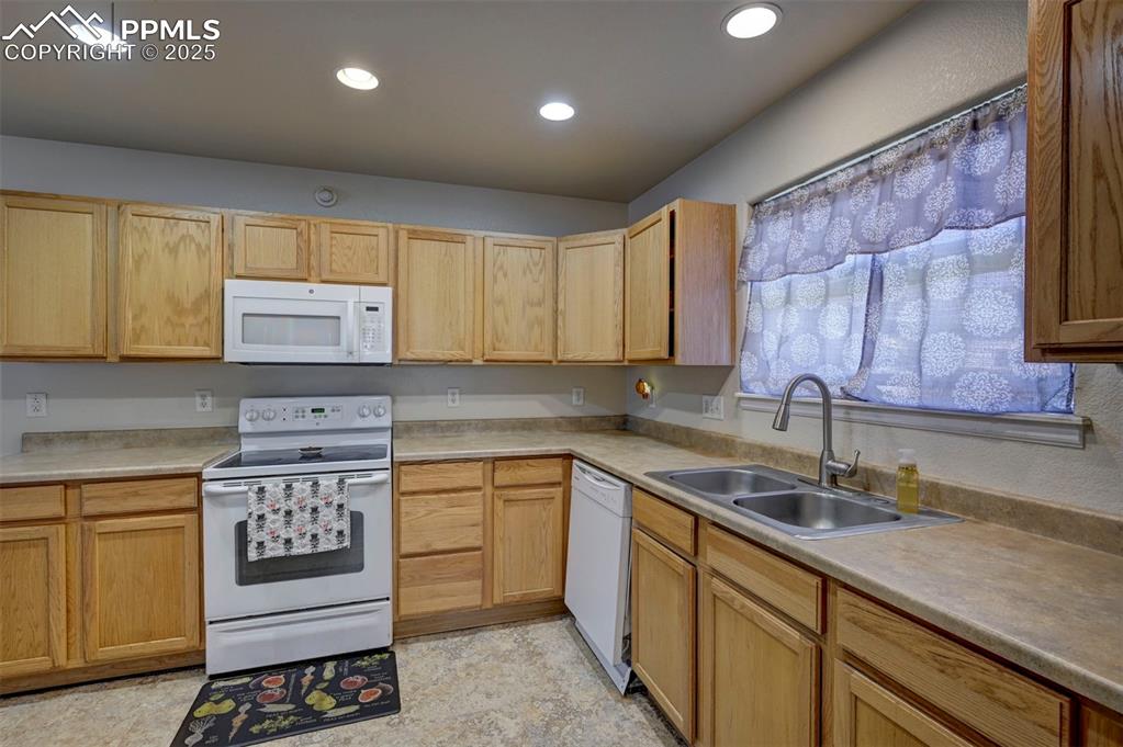 Image 14 of 37: Kitchen