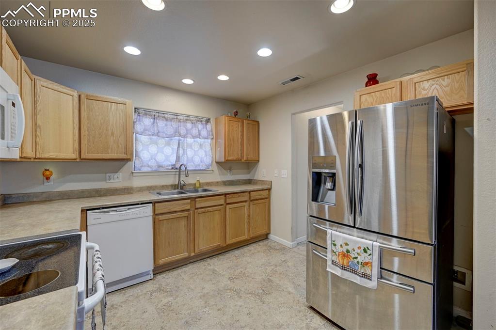 Image 15 of 37: Kitchen