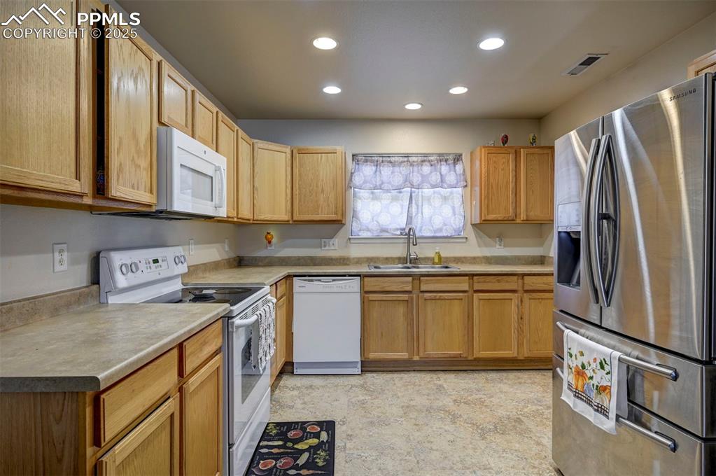 Image 16 of 37: Kitchen