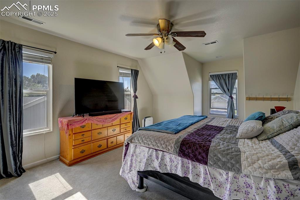 Image 19 of 37: Bedroom