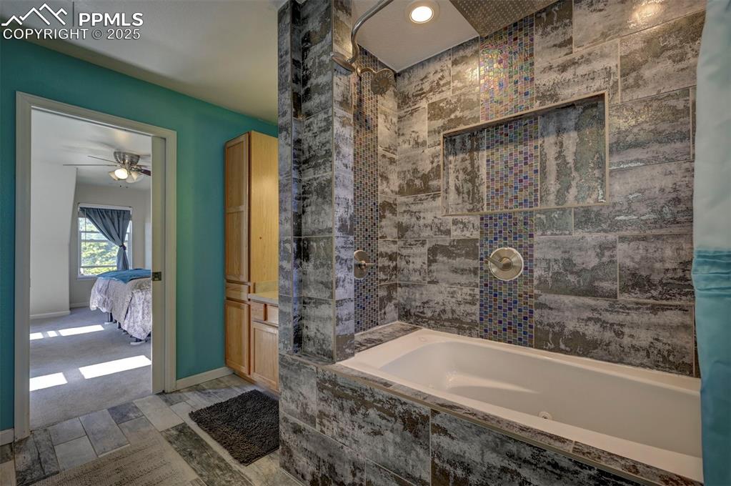 Image 22 of 37: Bathroom