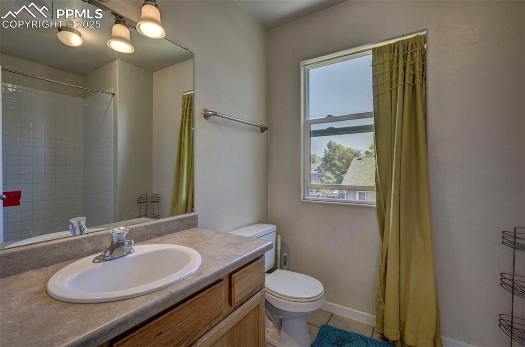 Image 25 of 37: Bathroom