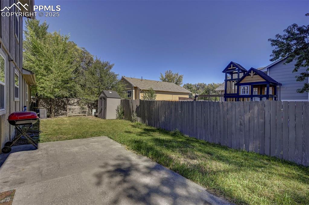 Image 28 of 37: Yard