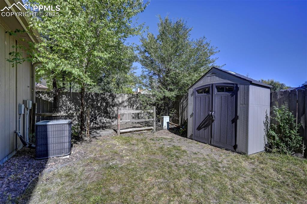 Image 29 of 37: Yard