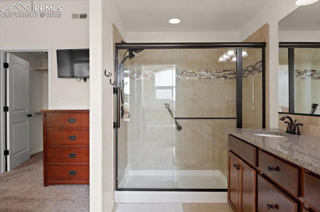 Image 29 of 38: Bathroom