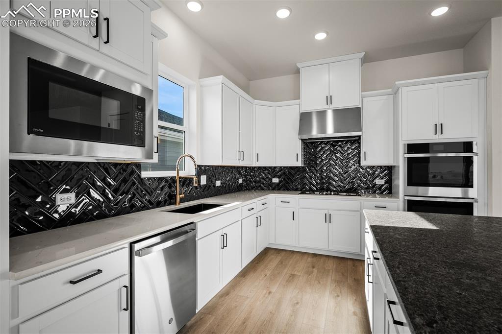 Image 14 of 45: Kitchen