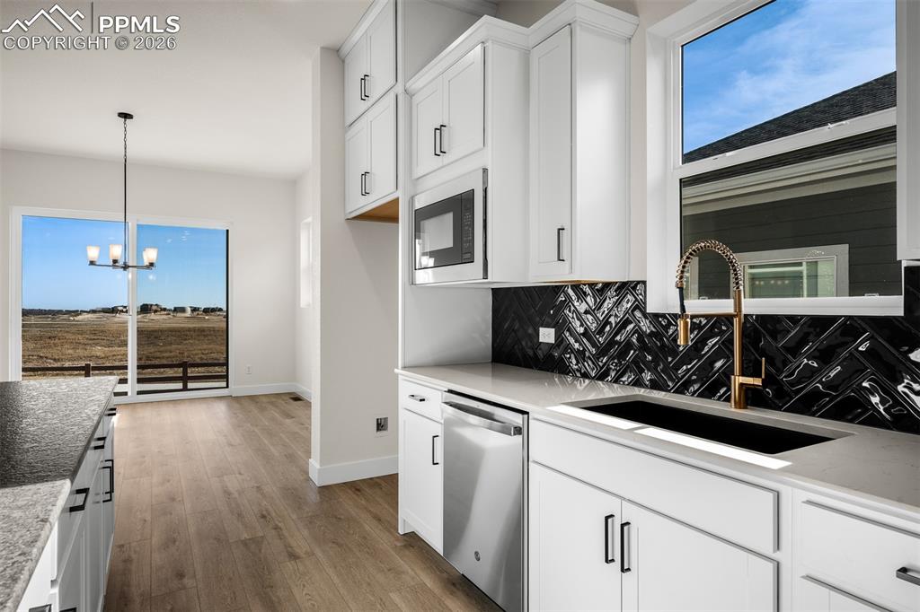 Image 17 of 45: Kitchen