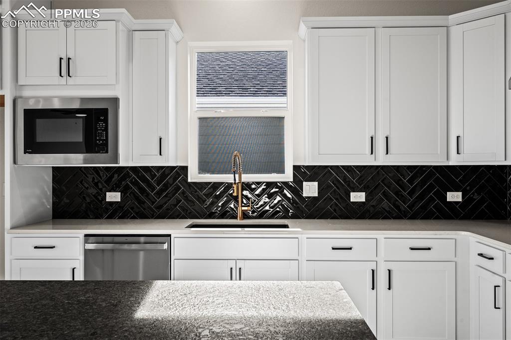 Image 18 of 45: Kitchen