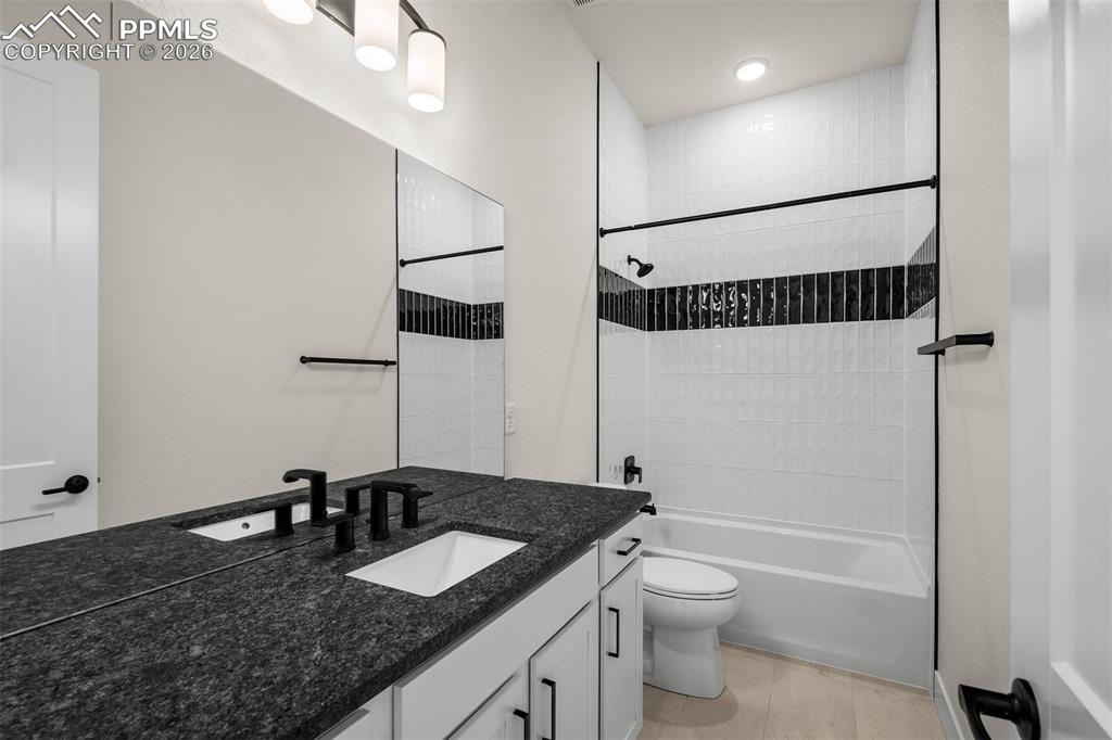 Image 27 of 45: Bathroom