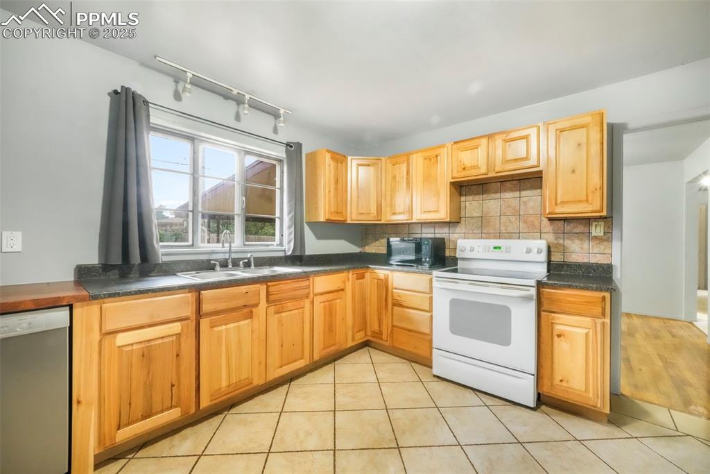 Image 10 of 50: Kitchen