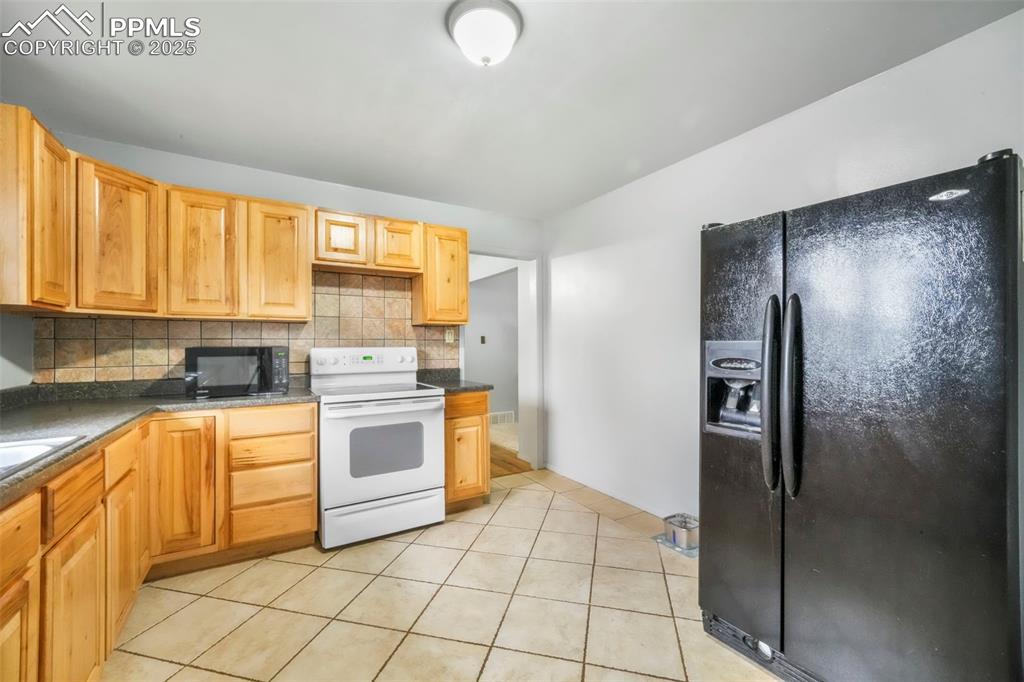 Image 11 of 50: Kitchen