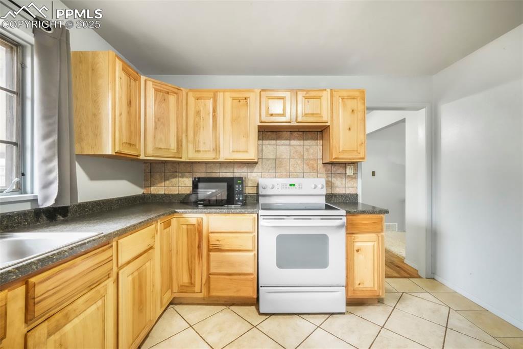 Image 12 of 50: Kitchen