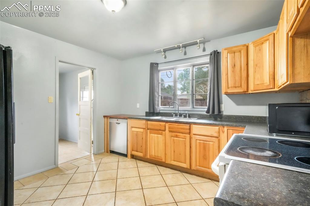 Image 14 of 50: Kitchen