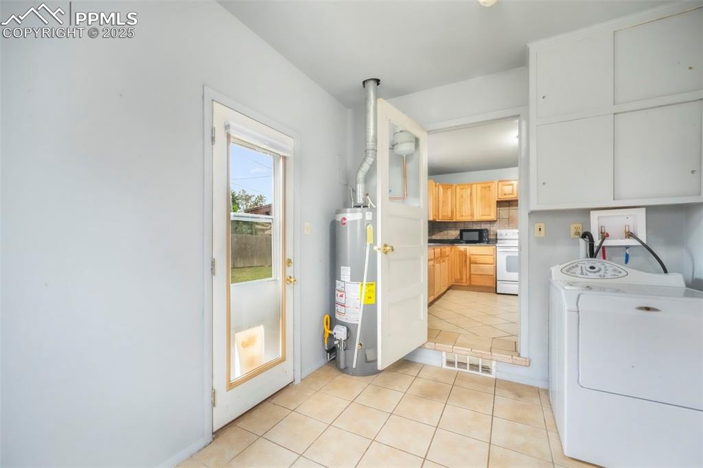 Image 16 of 50: Kitchen