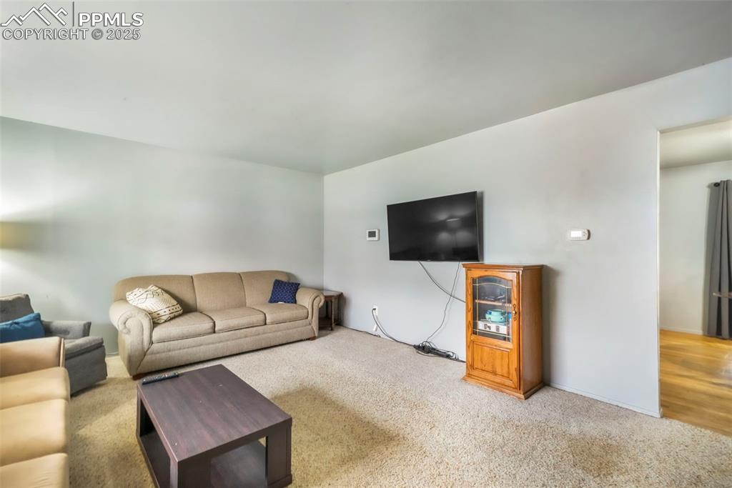 Image 5 of 50: Living Room