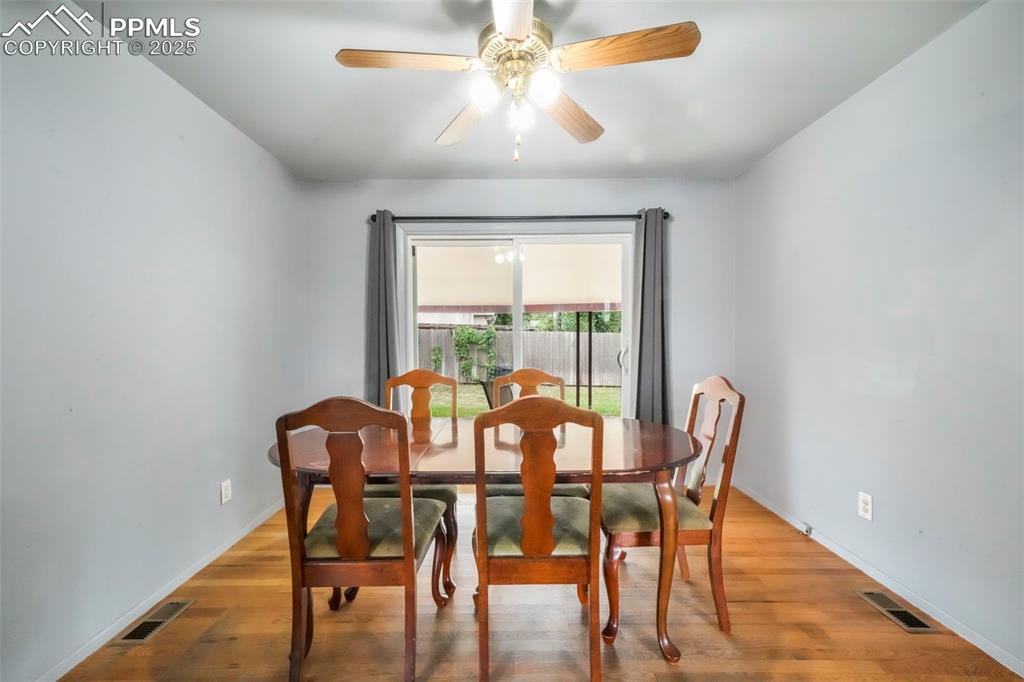 Image 7 of 50: Dining Area