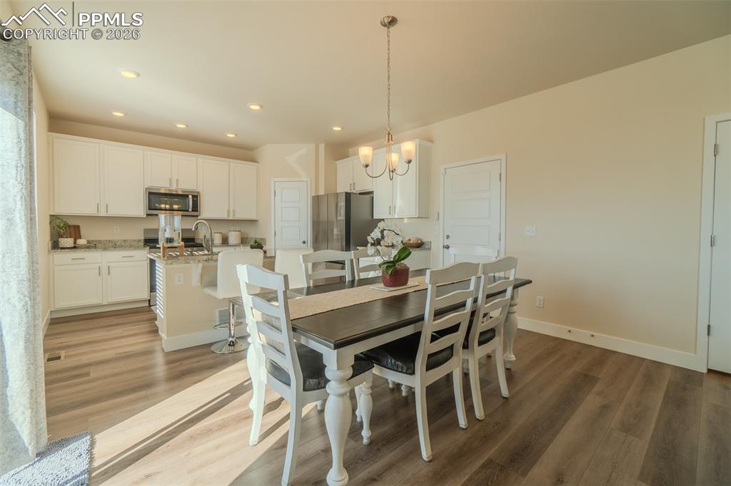 Image 16 of 49: Dining Area