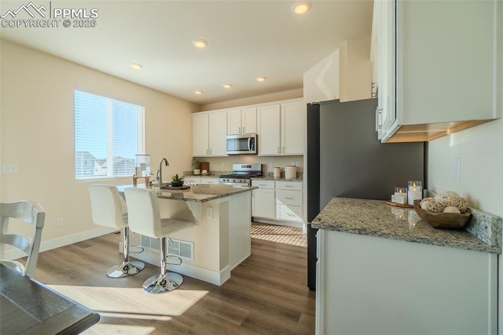 Image 17 of 49: Kitchen