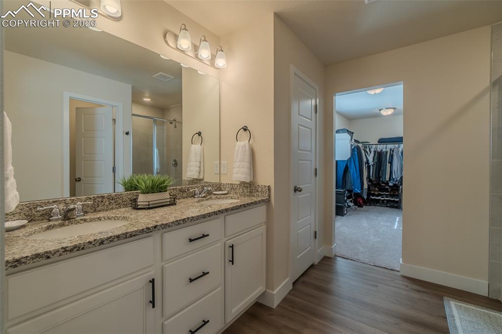 Image 24 of 49: Bathroom